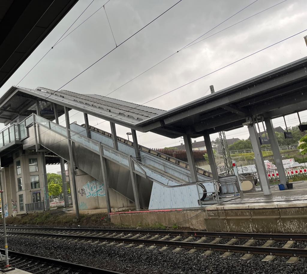 Bahnhofsumbau mit Fahrtreppen, Treppenanlage und neuen Bahnsteigdächern