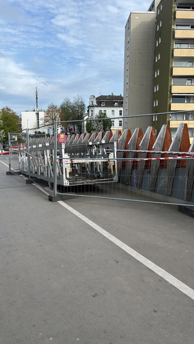 Fachwerkträger einer Fahrtreppe auf der abgesperrten Baustelle