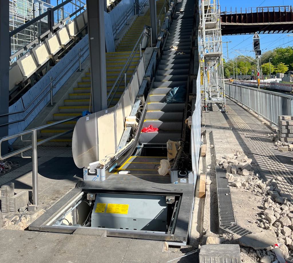 Fahrtreppe wird auf dem Bahnsteig in die vorbereitete Grube eingesetzt