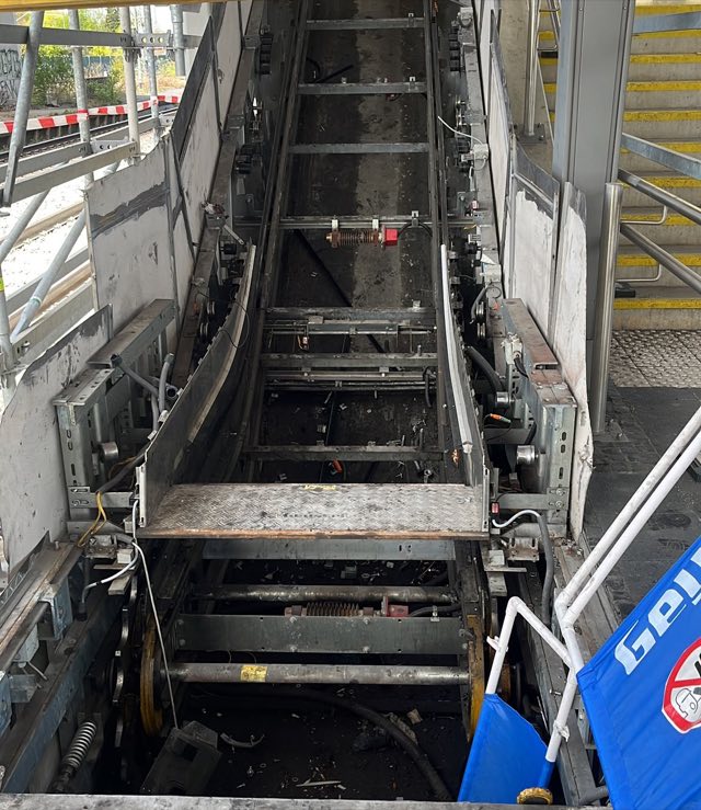 Geöffneter Fachwerkträger einer Fahrtreppe mit freiliegender Antriebstechnik